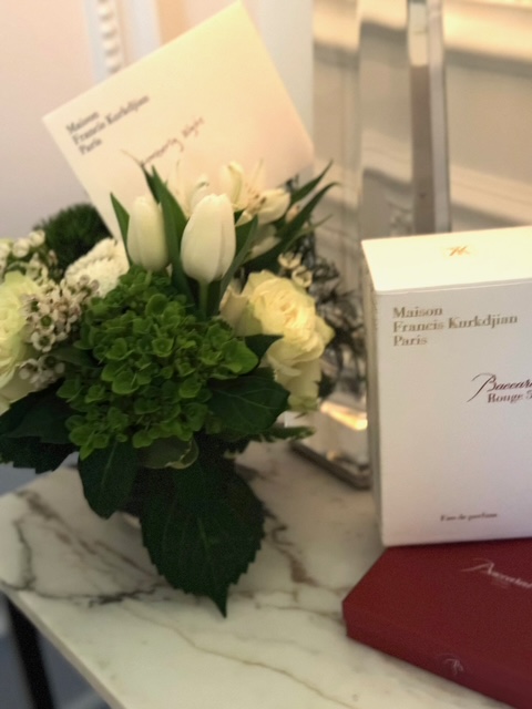 personalized note with fresh flowers creating an experience at the event